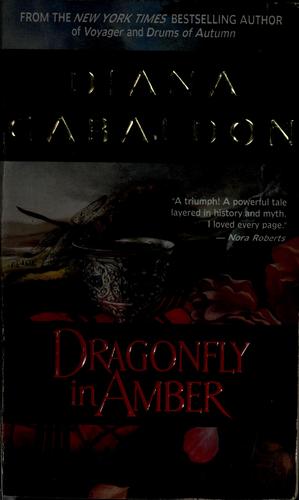Dragonfly in amber by Diana Gabaldon book cover